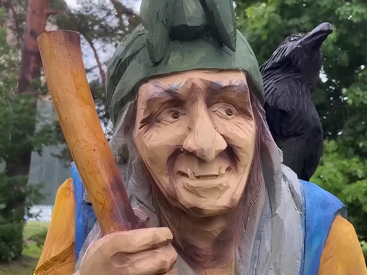 Скульптуру Бабы Яги установили в Приоратском парке Гатчины