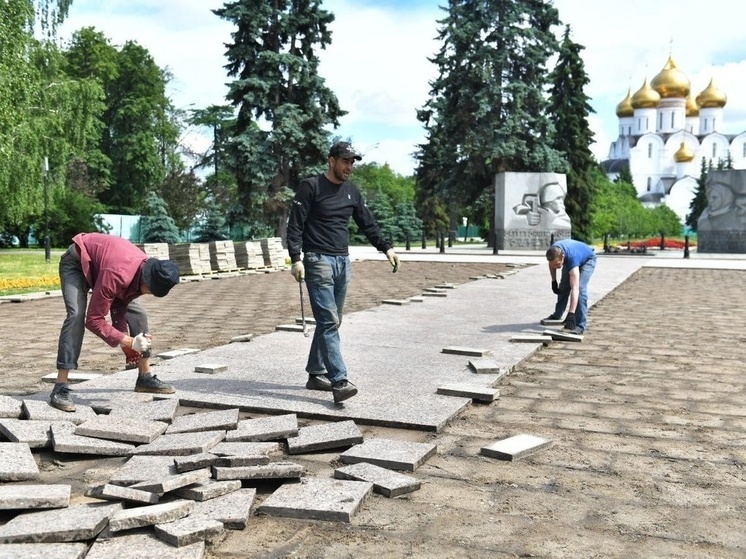 В Ярославле начали менять тротуарную плитку у вечного огня и Успенского собора