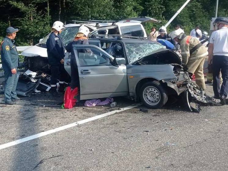 В ДТП на трассе в Сочи погибла женщина и пострадали двое детей