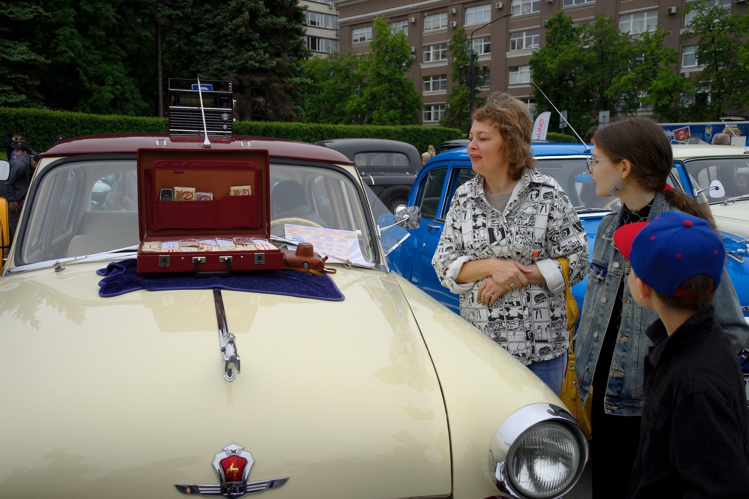 В центре Челябинска собрались десятки ретроавтомобилей