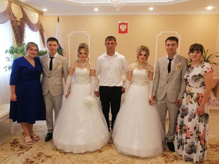 В Курской области сыграли свадьбу две пары близнецов