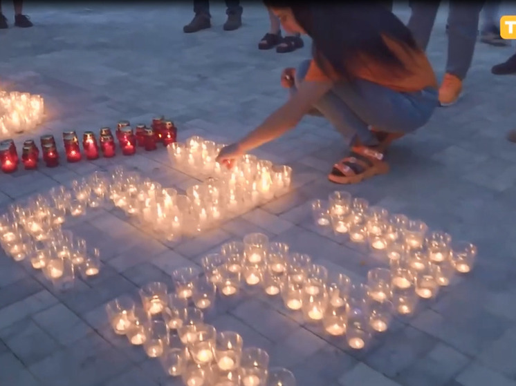 В Геническе зажгли свечи в память о погибших в Садовом на Херсонщине
