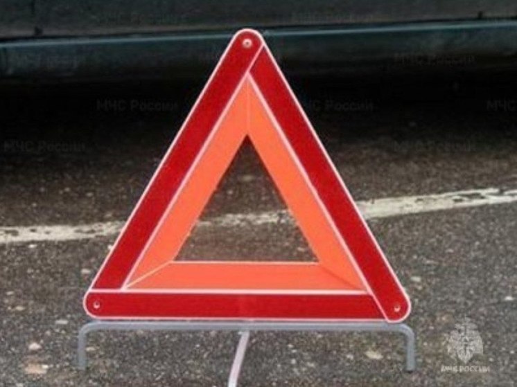 В Рославле произошло попутное столкновение автомобилей "ВАЗ-2104" и "Honda"