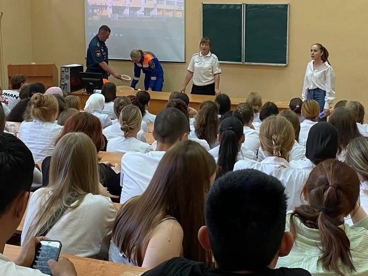 Студенты НовГУ поучаствовали на лекциях по безопасности на дорогах