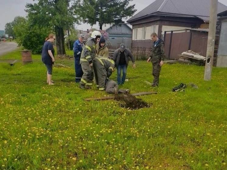 Жительница Красноярского края провалилась в размытый дождем заброшенный колодец