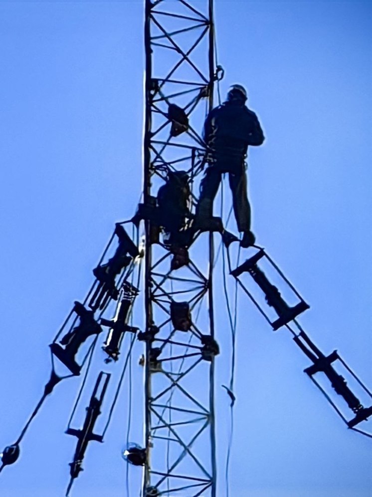 Ранним утром в Чебоксарах промышленные альпинисты провели снос старой радиомачты
