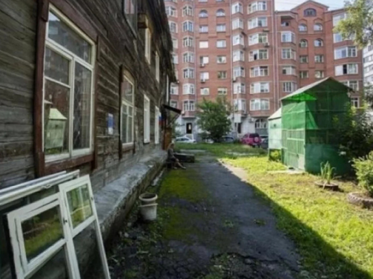 В Новосибирске мигранты с детьми захватили расселенные бараки на левом берегу города