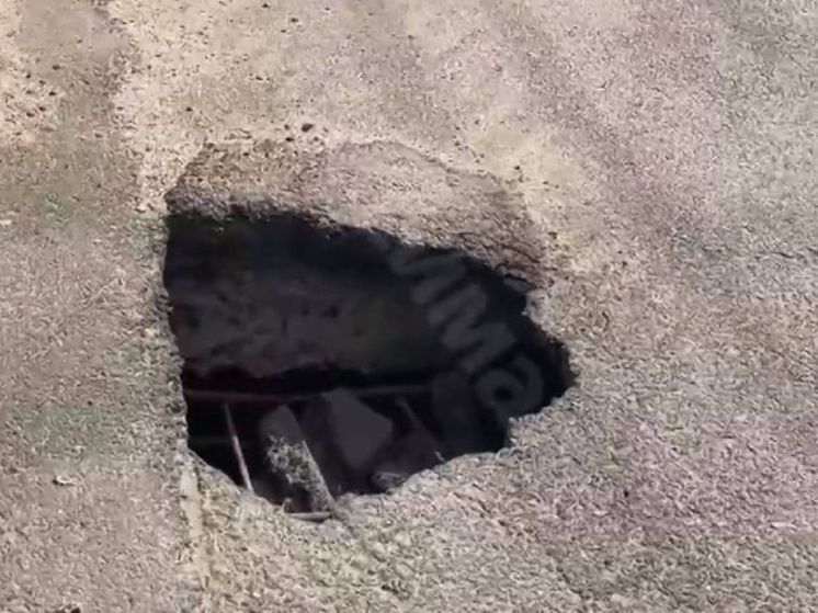 В Орле на Тургеневском мосту обнаружили глубокие ямы