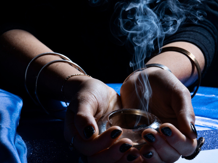 Гадалку, до смерти запугавшую жительницу Карелии, отправили за решетку