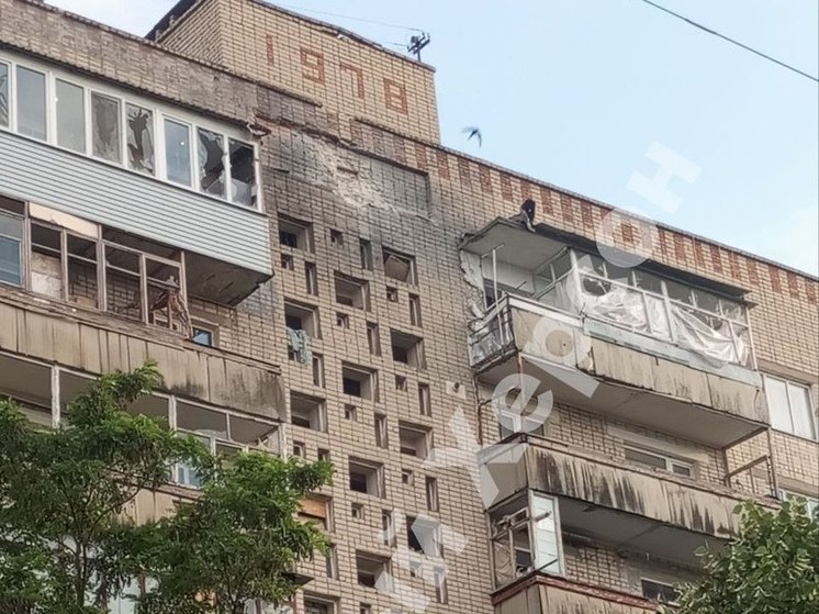 Дрон атаковал многоэтажный дом в Новой Каховке
