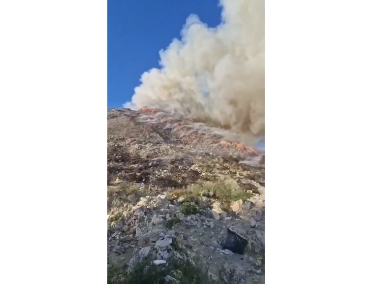 Тушение пожара на мусорном полигоне в Новороссийске продолжается