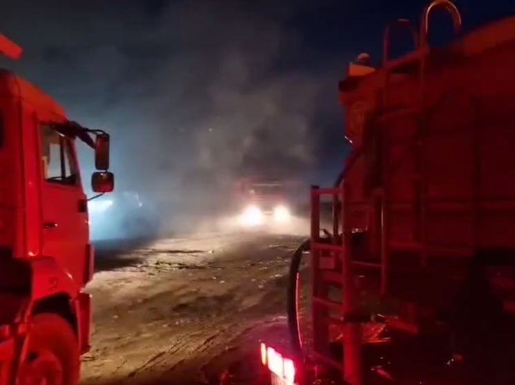 Потушить возгорание на мусорном полигоне в Новороссийске пожарным мешает ветер