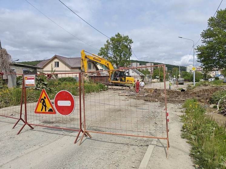 Коммунальщики перекрыли одну из улиц в Южно-Сахалинске