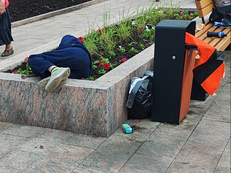 Девушка уснула в клумбе Петрозаводска на только что высаженных цветах