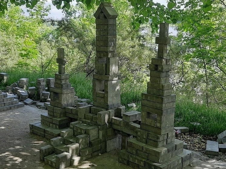 Ярославцы в Павловской роще начали строить памятники незавершенному благоустройству