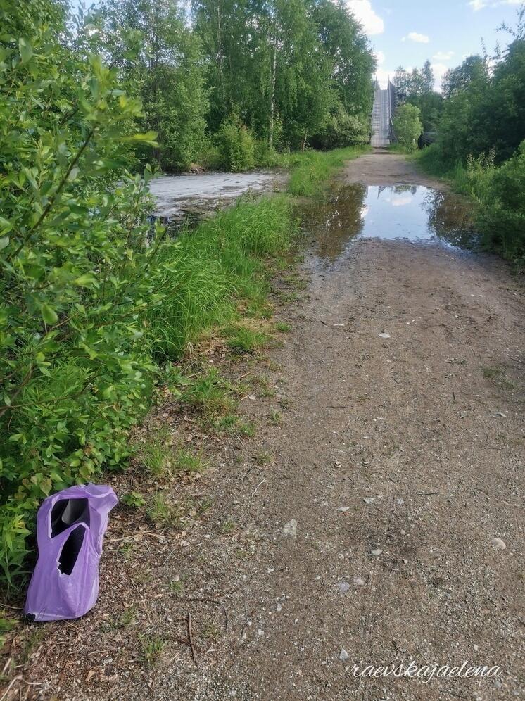 Жители затопленной деревни оставили путникам сапоги перед переправой