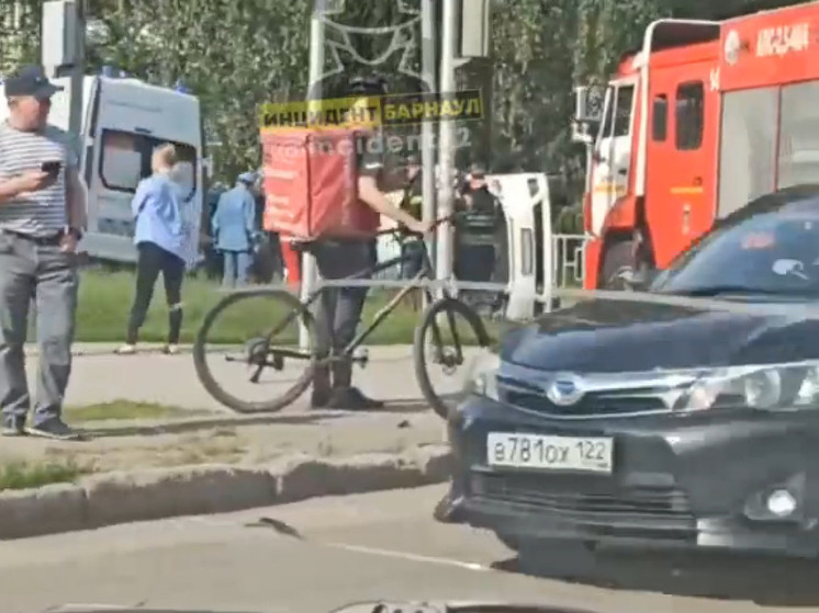 В Барнауле на дороге перевернулся автомобиль
