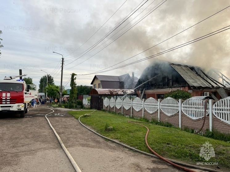 В Костроме сгорел большой частный дом с баней