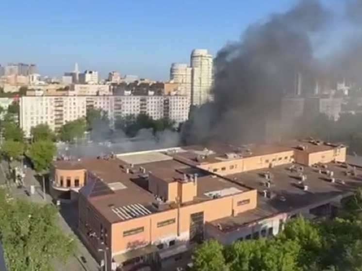 МЧС: на севере Москве тушат загоревшийся автосалон