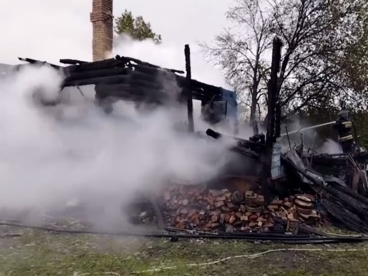 Южноуралец оказался в больнице после пожара в частном доме