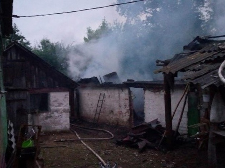 В Курской области сгорели сарай и времянка
