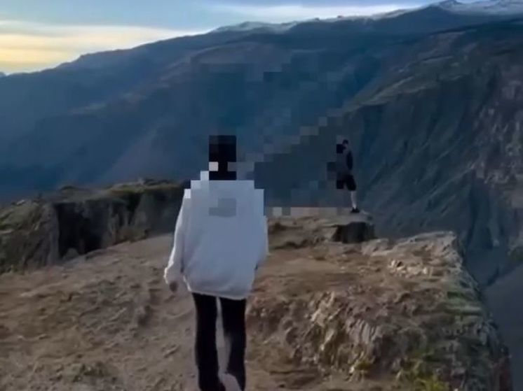 Полиция разыскивает туриста, который справил нужду со скалы на Алтае