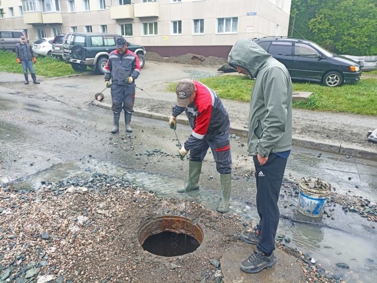 В Корсакове канализация вышла из строя из-за ветоши и пакетов