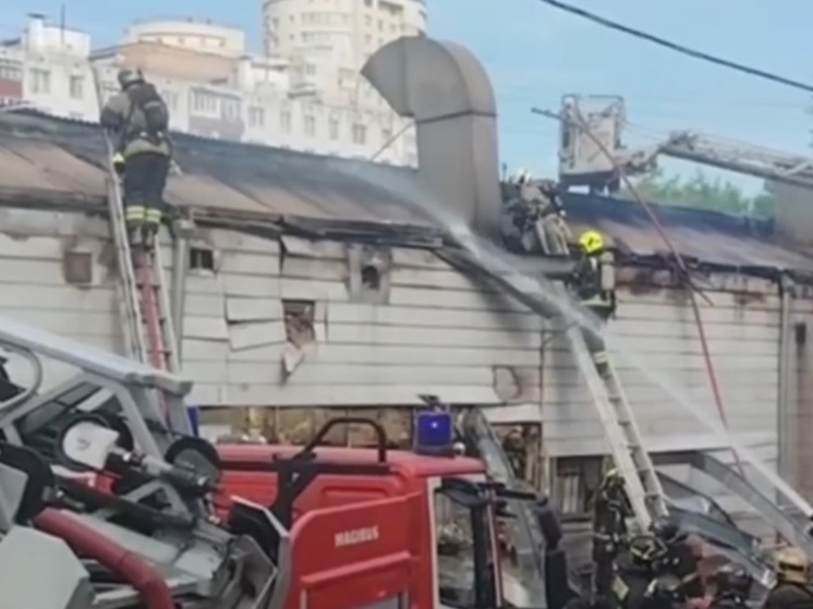 МЧС: пожар в автосалоне на севере Москвы ликвидирован