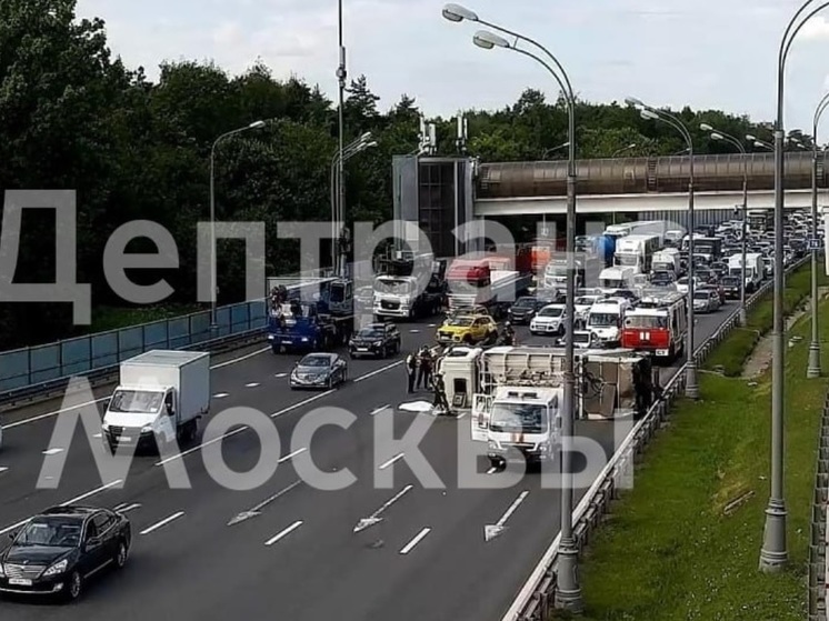 ГИБДД: водитель грузовика погиб в аварии на МКАД