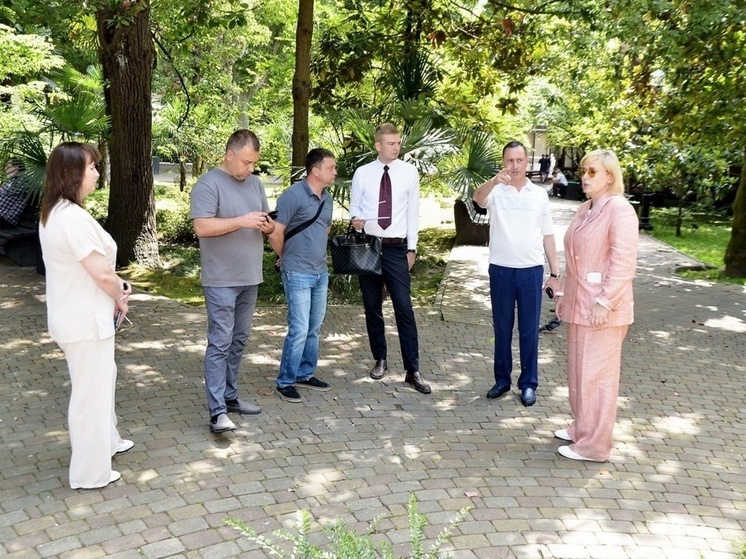 Депутат ЗСК Виктор Тепляков провёл обход Пролетарского сквера в Сочи