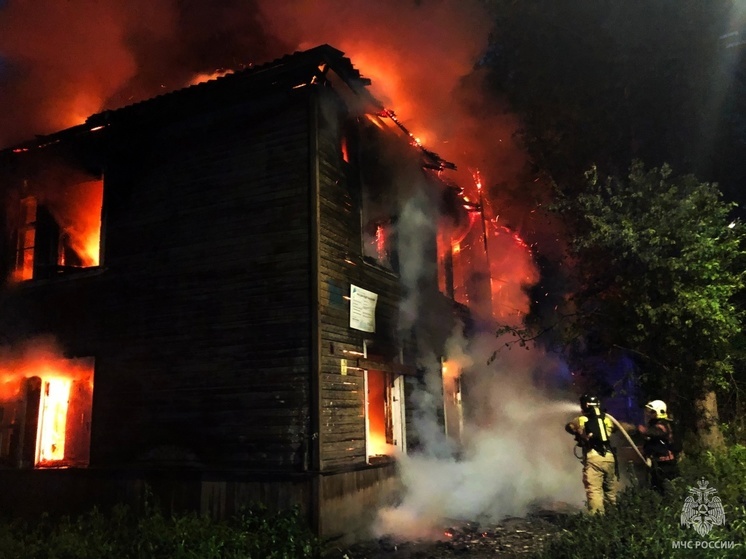 В Вологде загорелся расселенный дом на улице Рабочей