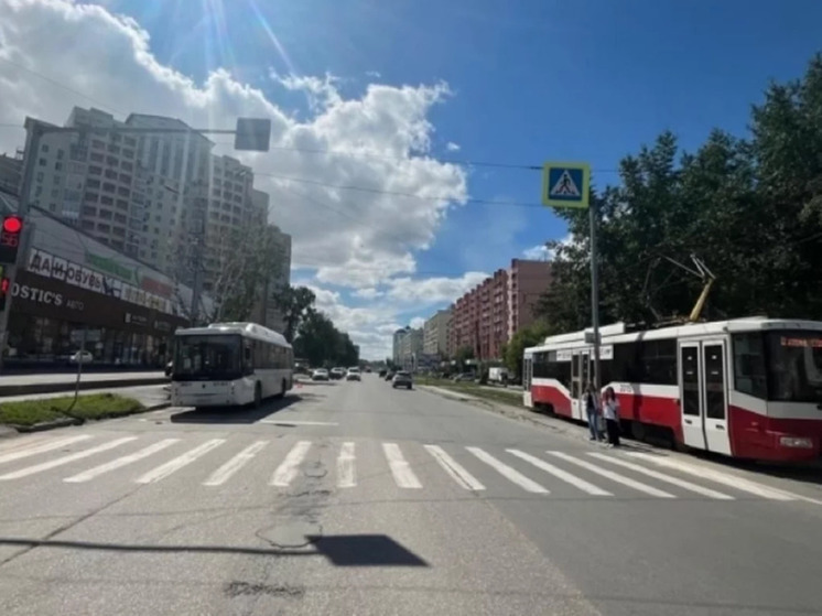 Школьница, ногу которой зажало дверями автобуса в Новосибирске, была госпитализирована