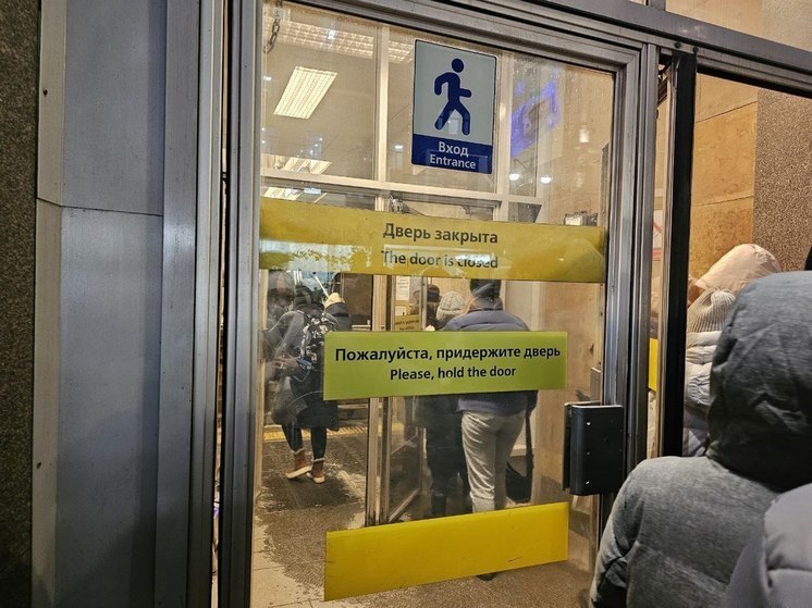 Полиция задержала хулигана, который разнес двери на станции метро «Купчино»