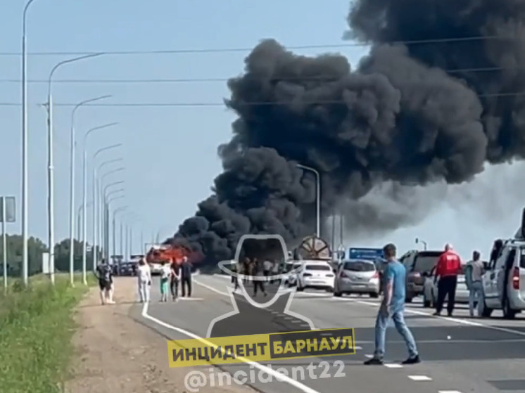 В Алтайском крае на Чуйском тракте загорелся рейсовый автобус