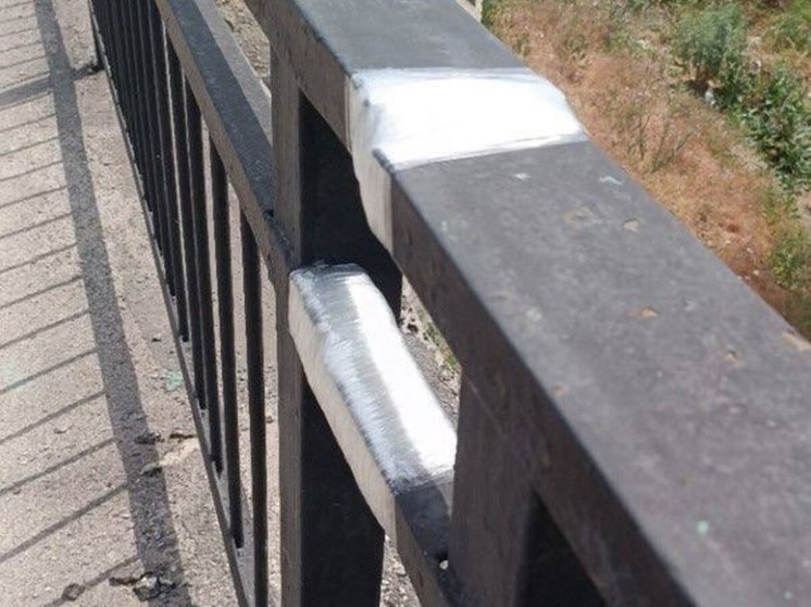 Администрация Волгограда обязала "починившего" мост скотчем подрядчика провести качественный ремонт