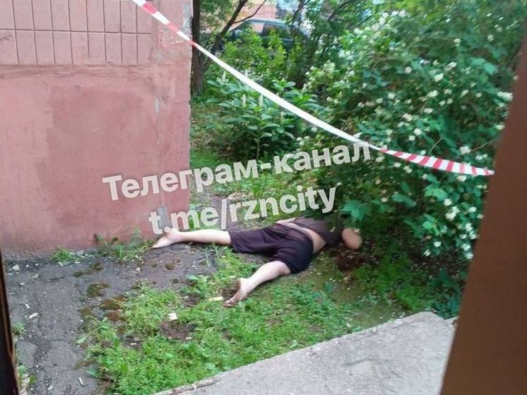 При падении из окна многоэтажки в Рязани погиб 35-летний мужчина