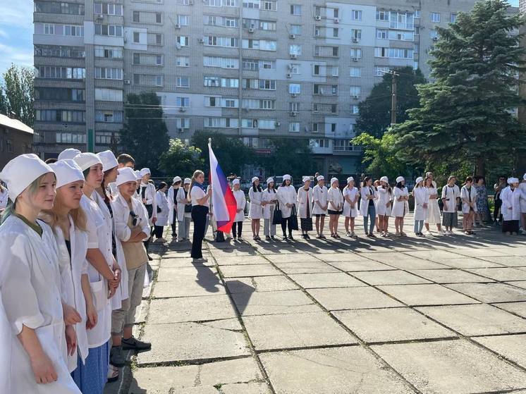 В Бердянском медколледже торжественно подняли флаг Российской Федерации