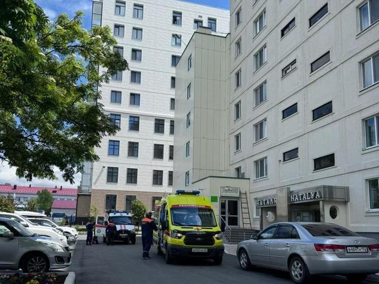В Южно-Сахалинске мужчина выжил после падения с 6 этажа гостиницы