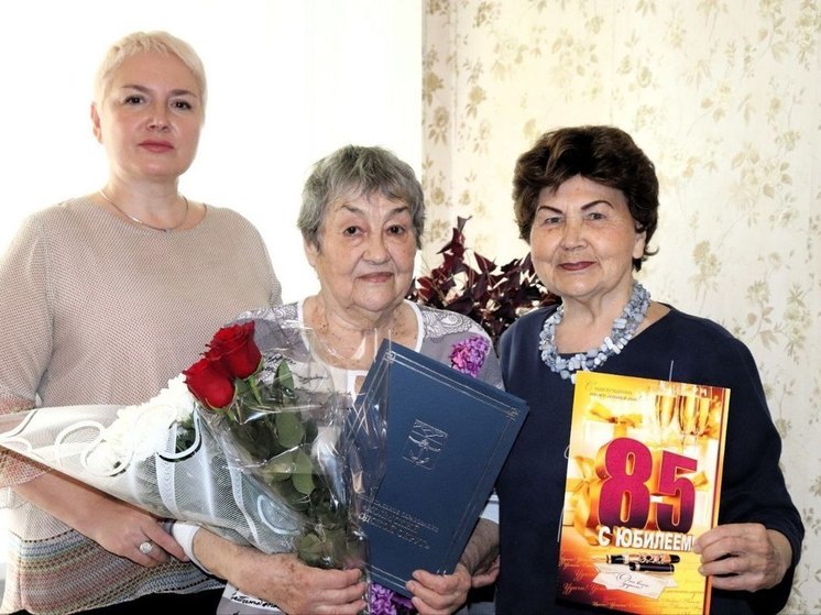В Холмске ветеран труда и отличник советской потребкооперации отметила 85-летие