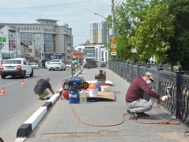 Астраханские коммунальщики приводят в порядок внутригородские мосты