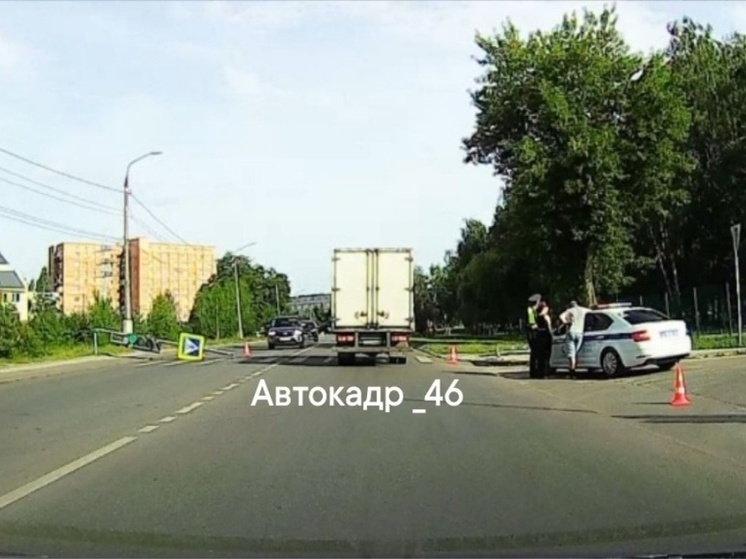 В Курске на улице Союзной 11 июня сбили два светофора