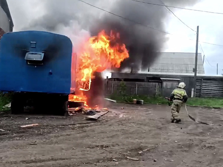 Опубликованы кадры пожара вагона-бытовки в Таре Омской области