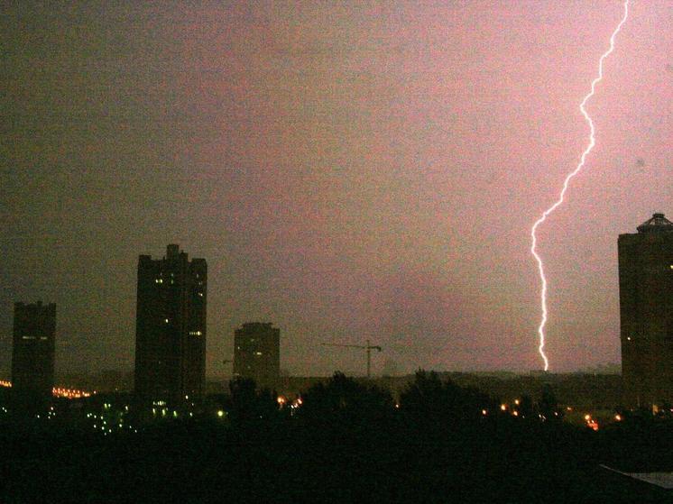 Экстренное предупреждение из-за грозы и ливней выпустило МЧС