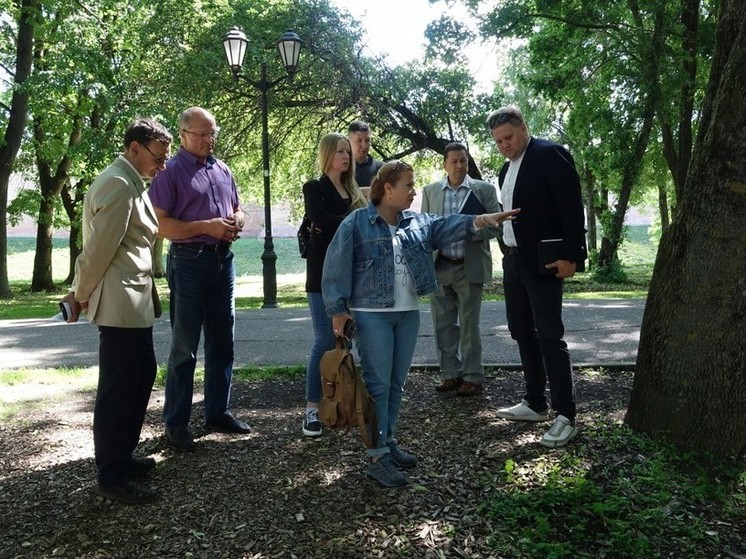 Благоустройство Кремлёвского парка обсудили депутаты на выездном заседании
