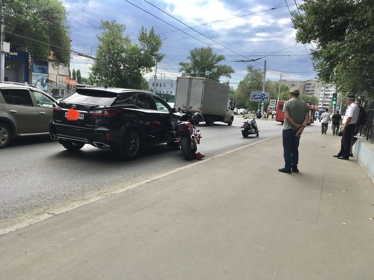 Столкнувшиеся Лексус и мотоцикл остановили движение в Саратове