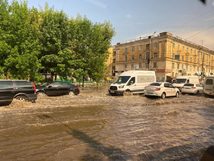 В Твери опять после дождя затопило проспект Победы