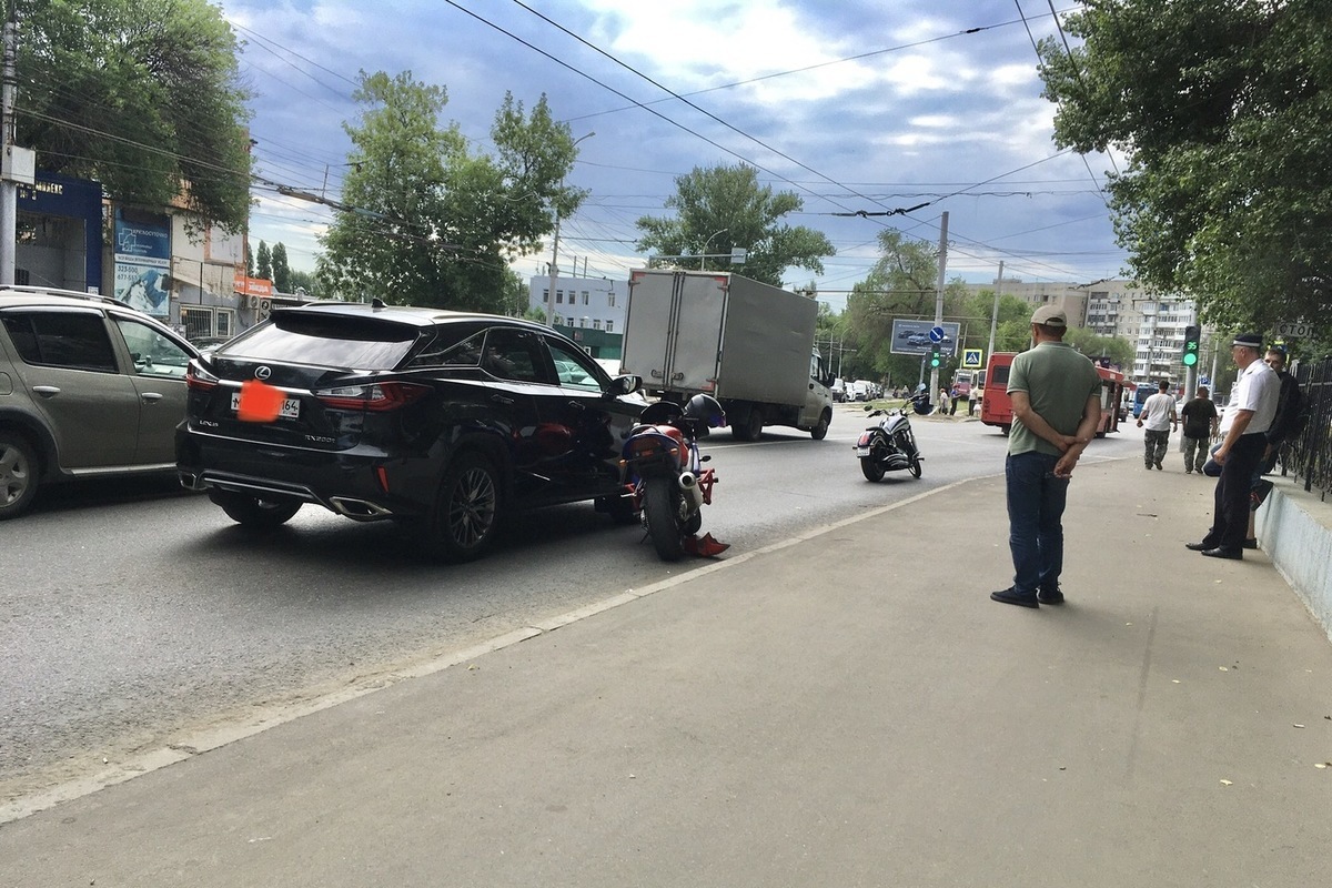 Столкнувшиеся Лексус и мотоцикл остановили движение в Саратове - МК Саратов