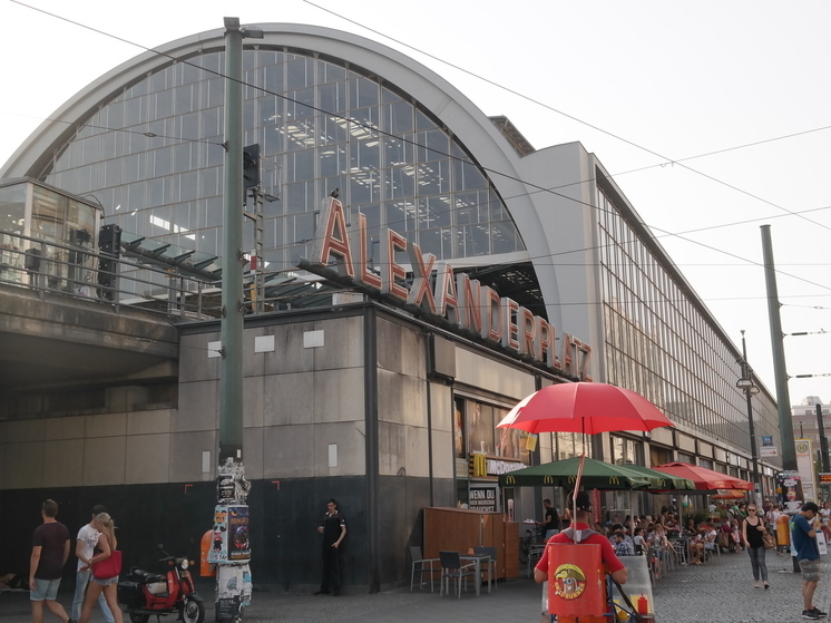 В Берлине на Александерплац загорелась крыша Galeria Kaufhof