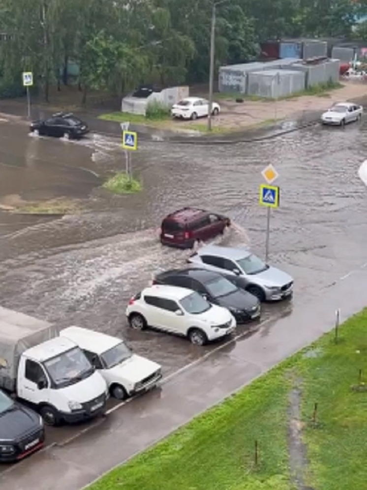Дорога на бульваре Гусева в Твери скрылась под водой