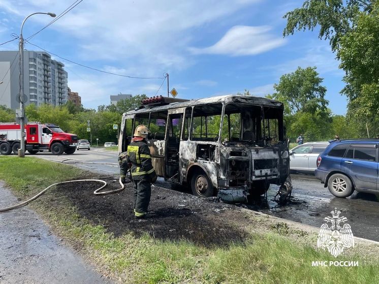 В Советском районе Новосибирска загорелся пассажирский автобус